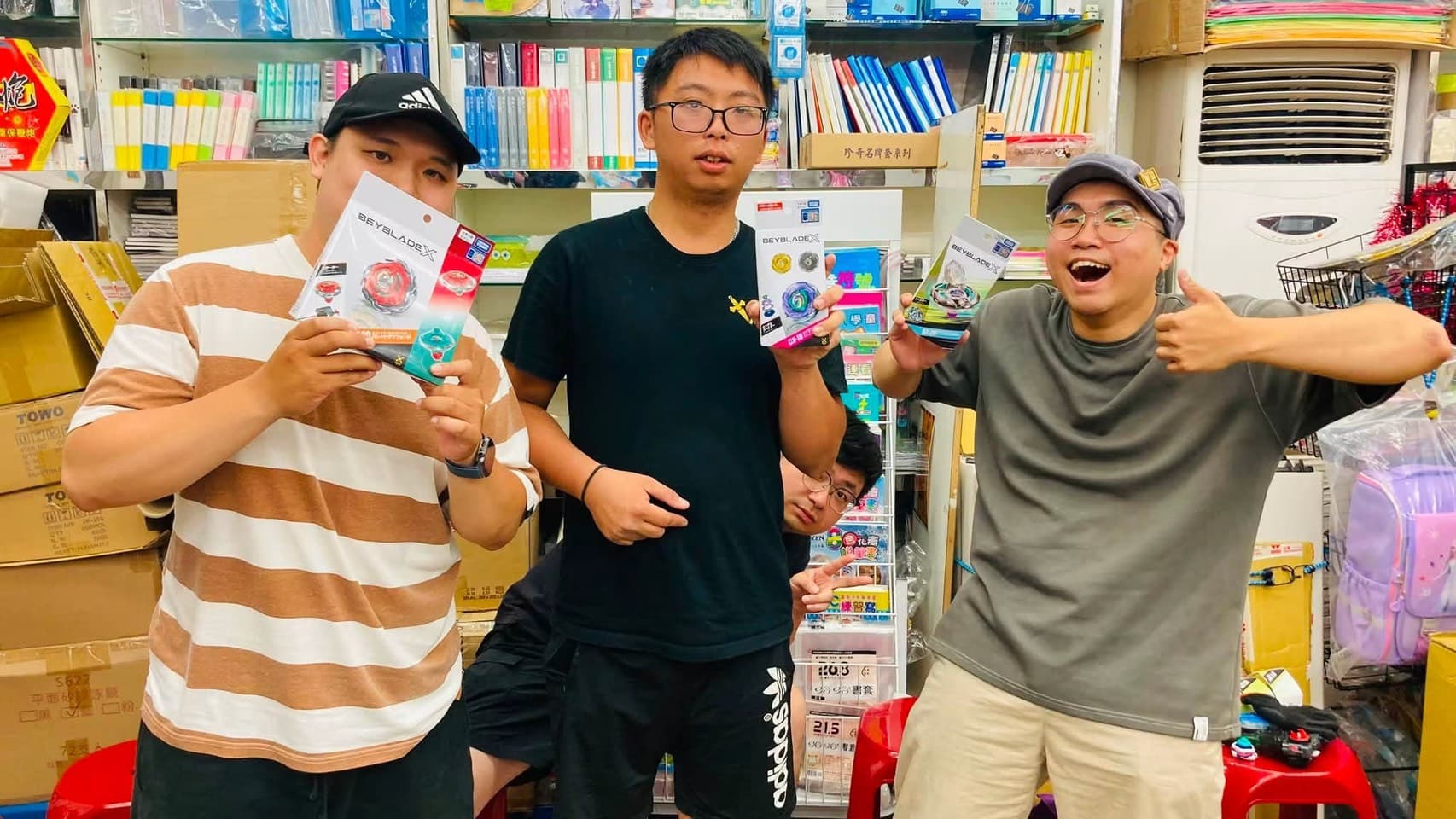 育昇於陳媽媽玩具店內與同好合照展示戰鬥陀螺新品
