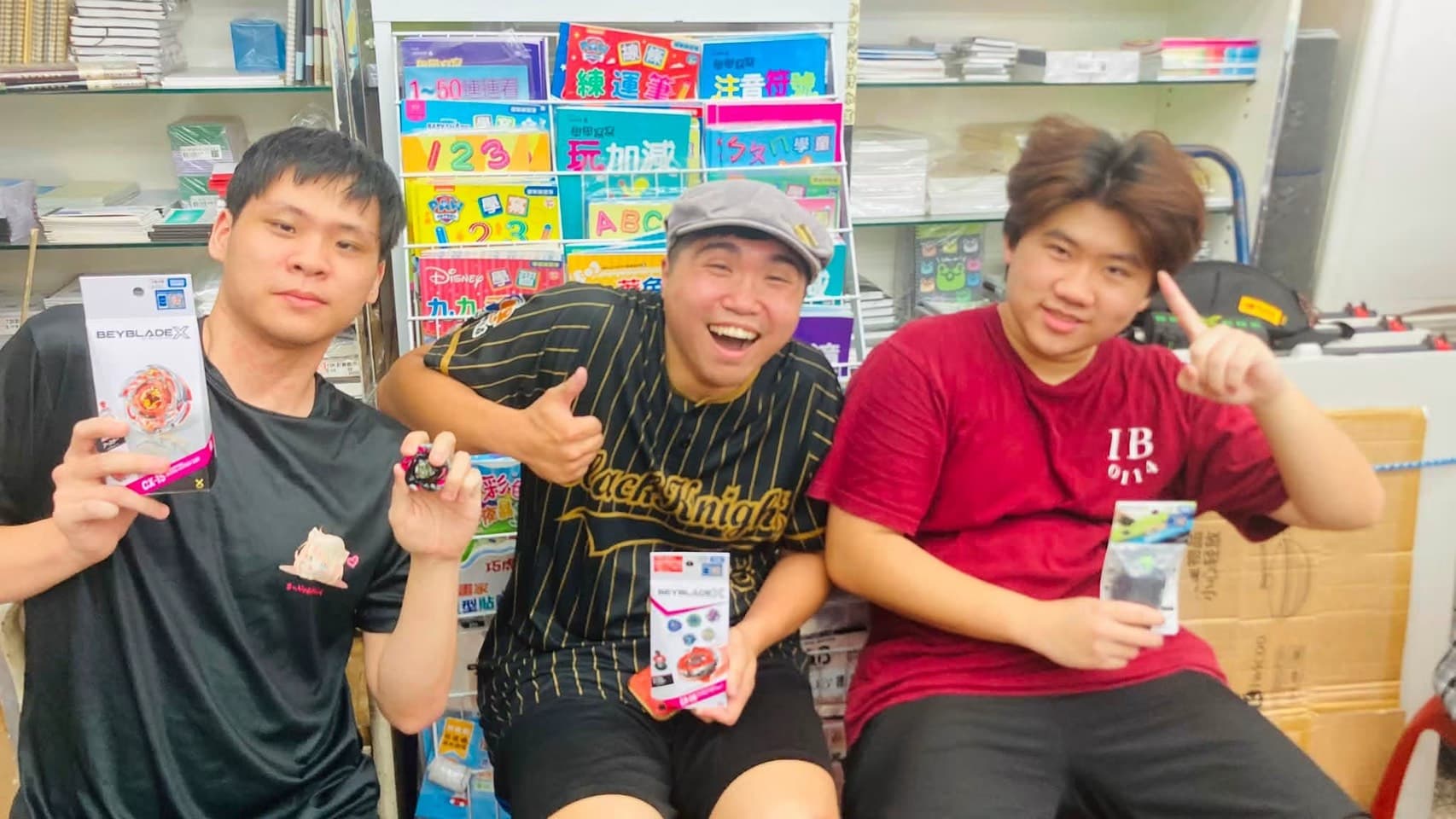 育昇於陳媽媽玩具店內與選手合照