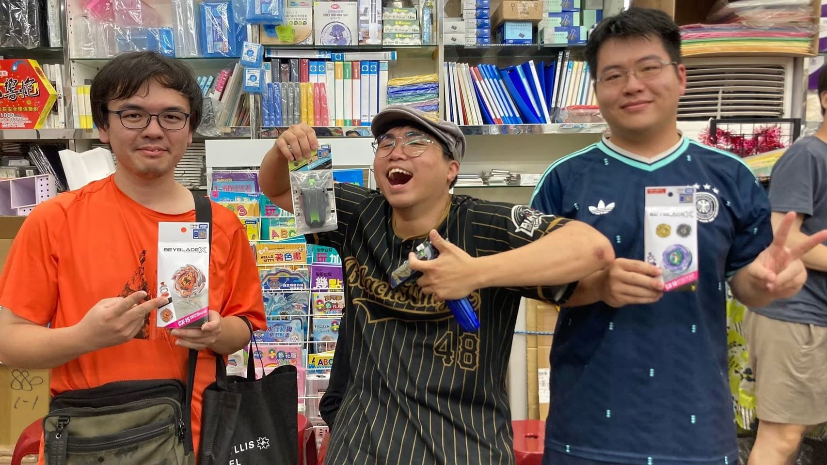 育昇於陳媽媽玩具店內與選手合照展示戰鬥陀螺新品