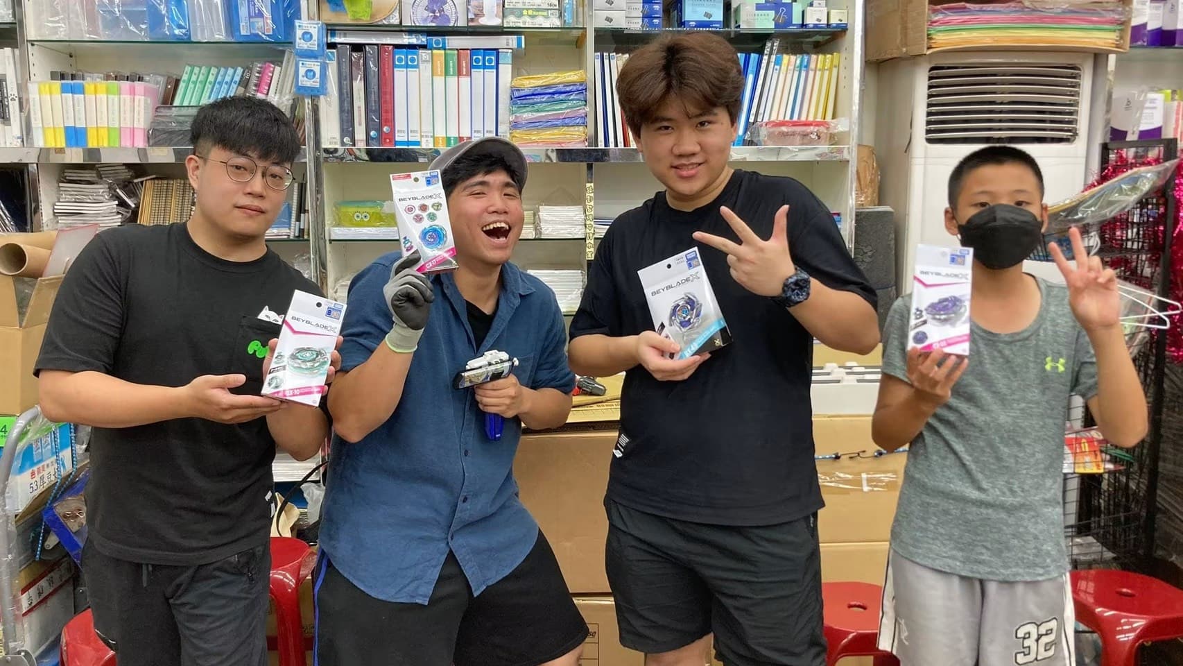 育昇於陳媽媽玩具店內與選手群體合照
