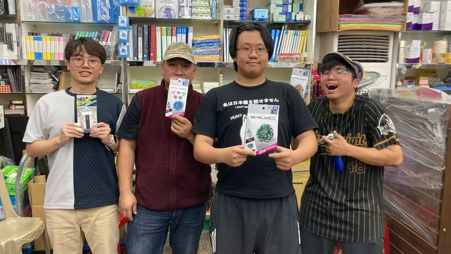 育昇於陳媽媽玩具店內與選手群體合照